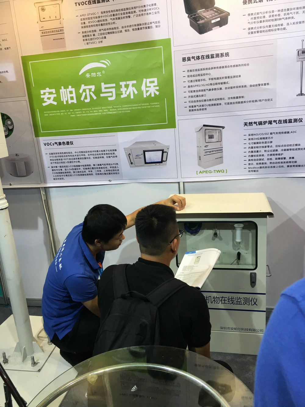 工程師為客戶做產(chǎn)品講解，客戶非常感興趣，觸摸安帕爾的產(chǎn)品